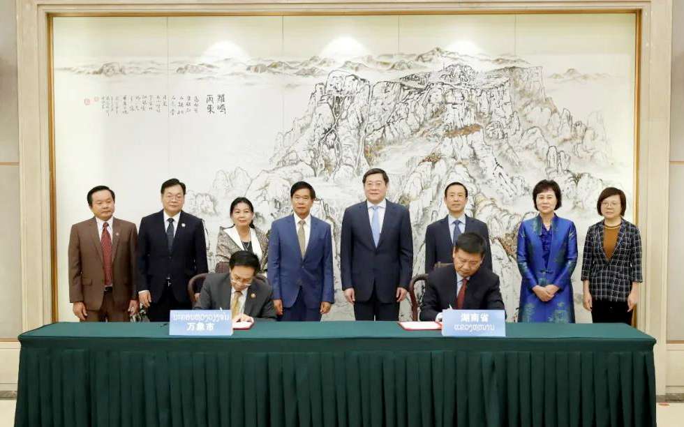 金年金字招牌(jinnian)环境向老挝万象捐赠7台环卫装备，助力“一带一路”建设